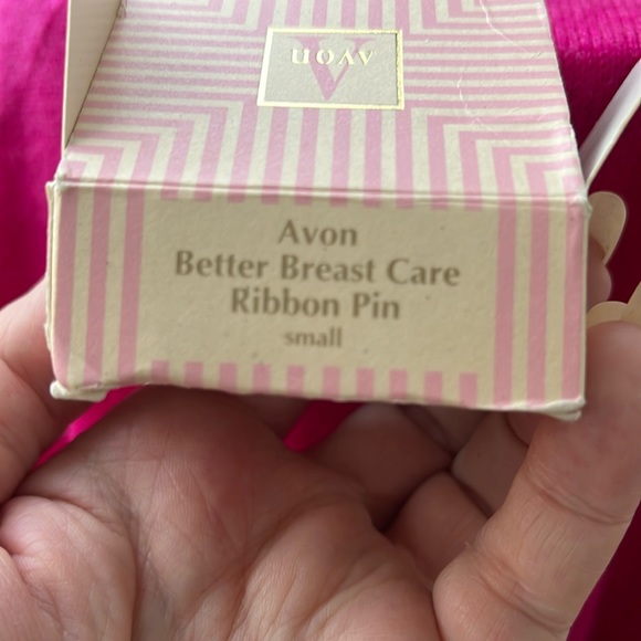 Breast cancer ribbon pin from Avon - Picture 3 of 4